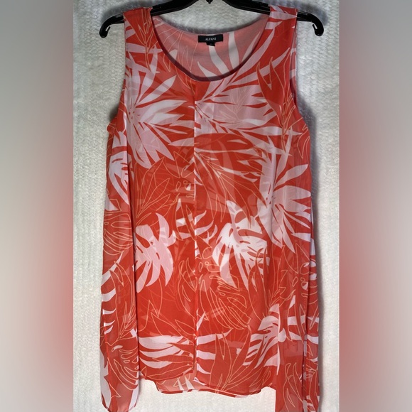 Sleeveless overlay top - Picture 2 of 4